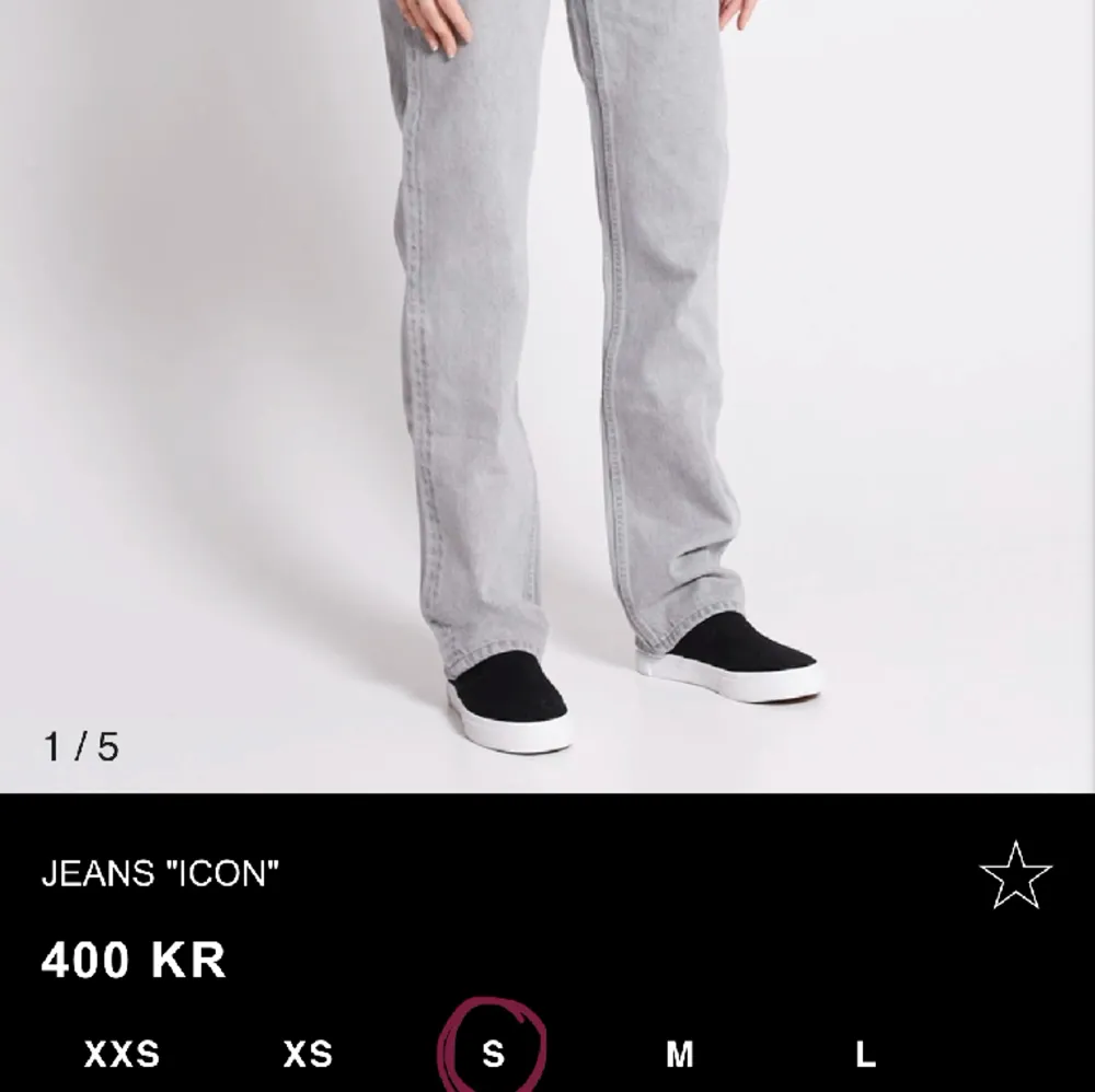 Jag säljer ett par gråa low waist jeans från Lager 157 som är helt oanvända. Ordinarie pris 400kr, jag säljer de för 290kr!! Ni står för frakten. Det som är köpt är köpt(:. Jeans & Byxor.