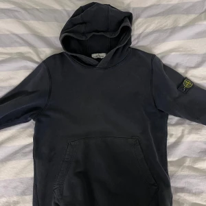 Stone island hoodie - Säljer min stone island hoodie som jag haft drygt två år. Ett hål i vänstra ärmen men syns inte mycket. Ny pris ca 2000 kr  Skick 6/10