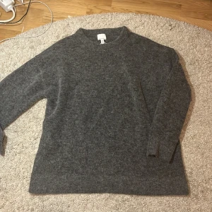 Stickad tröja - Helt ny stickad tröja från HM i ull och alpacka 🙏 oanvänd! Nypris 500kr