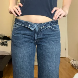 Midrise jeans Zara  - Dem är midrise och raka i modellen från zara! Mina mått finns i profilen (köp gärna via ” köp nu”)🥰