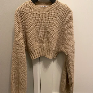 Stickad NA-KD - Stickad croppad tröja från NA-KD. Använd 2 gånger