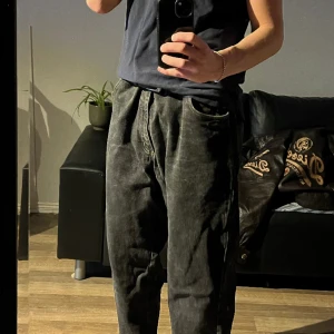 Snygga svarta jeans! - Hej! Säljer nu dessa snygga svarta jeans med orangea sömmar. Byxorna är aldrig använda. Hör av dig vid intresse:)