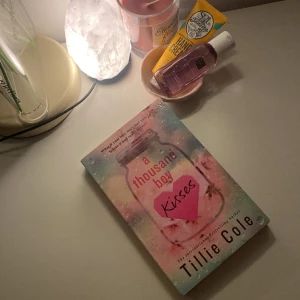 A thousand boy kisses - Säljer denna otroligt fina och tårögda boken som är jättepopulär på booktok! Råkade nämligen köpa dubletter och det är därför jag säljer för så billigt! Tryck på köp nu😊