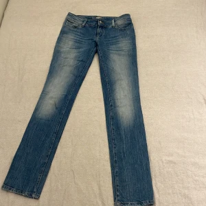 Jeans  - Mått:   Waits: 28   Length: 34  Skicket är bra.  Köparen betalar frakt 