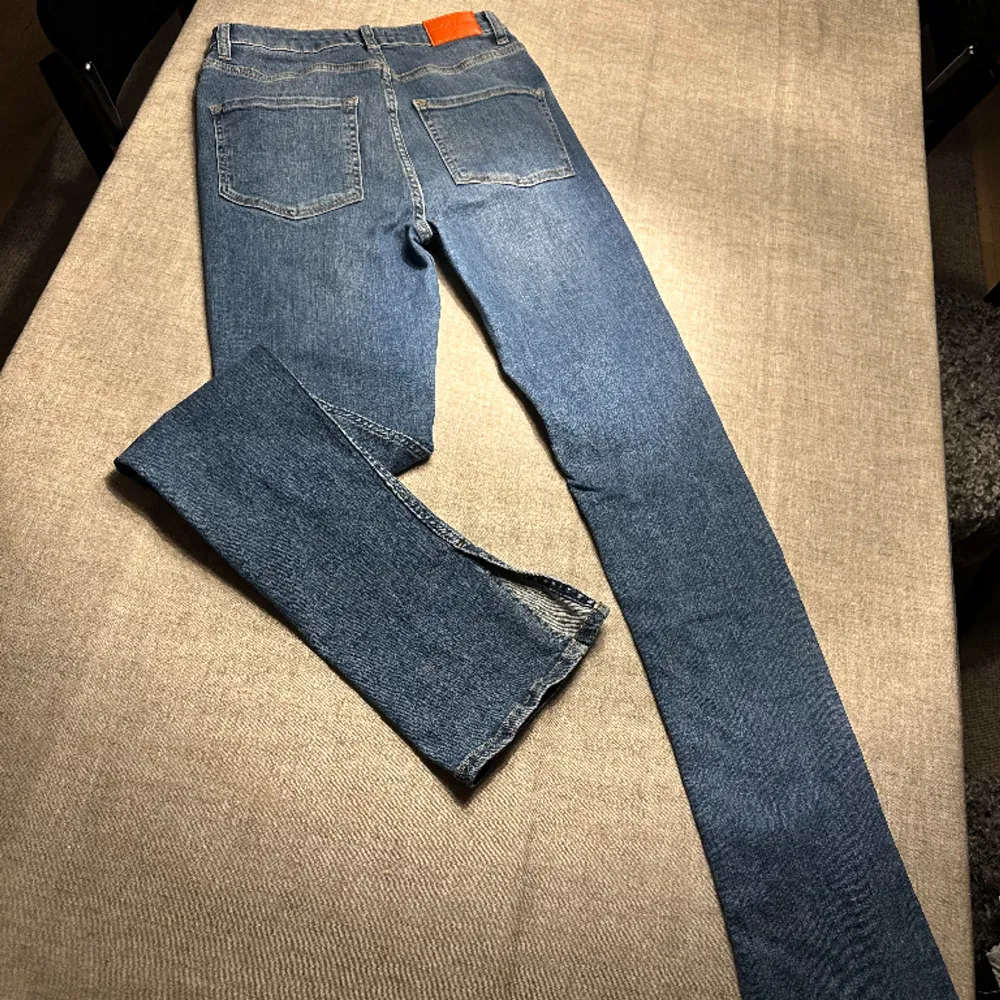 Jeans från märket the odenim, modell ”O-MORE” med slits.   Nypris 1599kr. Jeans & Byxor.
