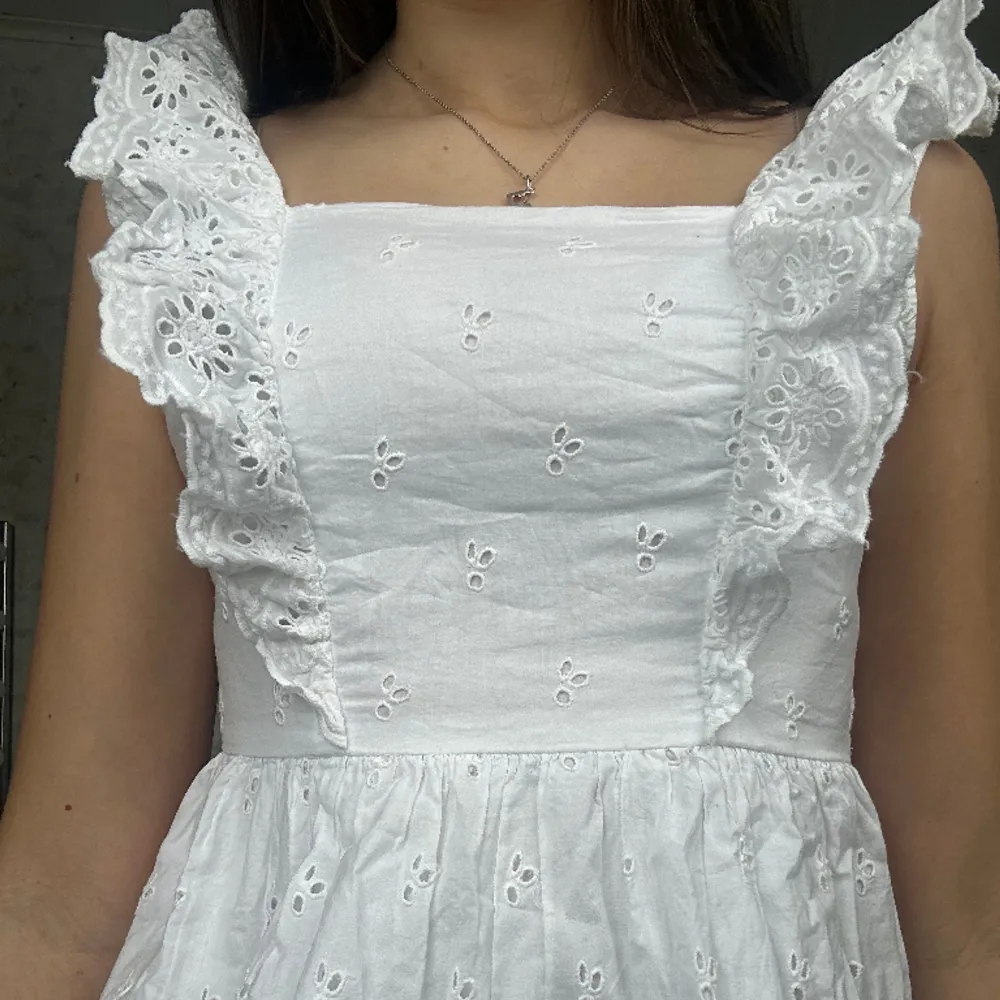 Så fin vit klänning!! Perfekt till skolavslutning/ student💞💞🙌🏻 Stl 32 men skulle säga att den mer är som en 34/36💘. Klänningar.