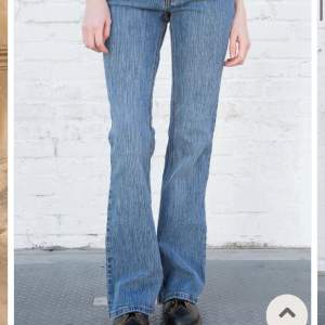 Säljer brandy Melville jeans i modellen ”brielle 90’s”. Jättefina men säljer då de inte kommer till användning.