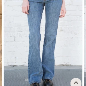 Brandy Melville jeans - Säljer brandy Melville jeans i modellen ”brielle 90’s”. Jättefina men säljer då de inte kommer till användning.