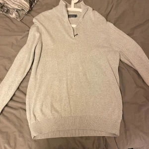 Tröja - Säljer en grå tröja med kort dragkedja i fram. Jätte skön och super fin.  Nytt pris 599kr