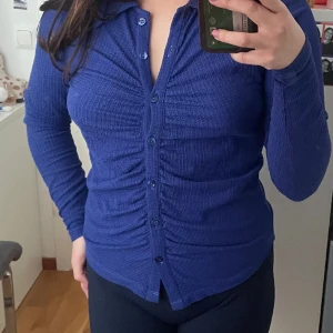 blå tröja  - säljer denna fina tröja då den inte kommer till användning💕  storlek M kan både mötas upp i stockholm eller frakt, köparen står för frakten💓 fler frågor? kontakta mig via dm på plick😊