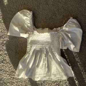 Blus - Säljer min blus från H&M i storlek xs, den är använd ungefär 1 gång. Säljer den för 99kr