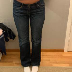 jättefina blåa lågmidjade bootcut jeans, bra skick 💗 de är cirka 87 cm i midjan och innerbenslängden är 78 cm