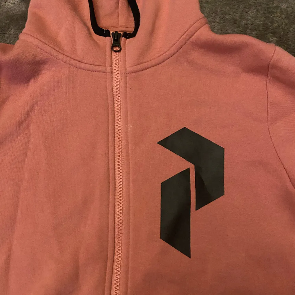 Säljer denna rosa zip up huddien som aldrig andvänds . Hoodies.