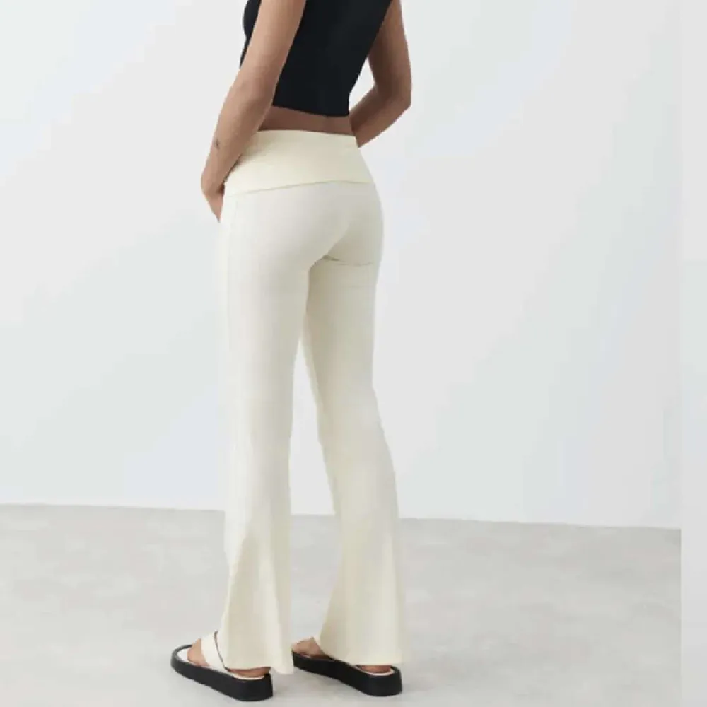 Jättemysiga vita yoga pants från Gina tricot ! Slutsålda i butik och i fint skick, därav säljer för 240 men är diskuterbart💞 Gamla priset : 350💞. Jeans & Byxor.