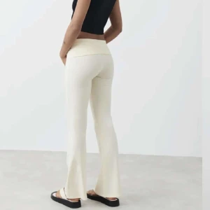 yoga pants från gina - Jättemysiga vita yoga pants från Gina tricot ! Slutsålda i butik och i fint skick, därav säljer för 240 men är diskuterbart💞 Gamla priset : 350💞