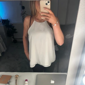 Vitt linne - Ett slappt linne som är väldigt luftigt. Säljer för att de aldrig kommit till användning för att ja inte hittat något att matcha med. 