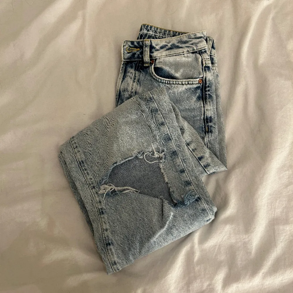 Säljer dessa jeans med hål i knäna i strl 24 (XS/S) från bikbok. Använda men i väldigt fint skick. Tryck gärna på köp nu.💕. Jeans & Byxor.