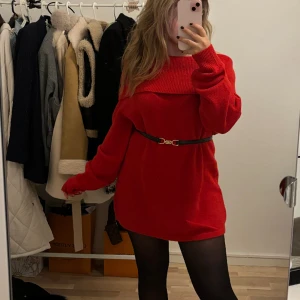 Klänning  - Klänning från bik bok. Off shoulder. Storlek M då jag ville ha den lite pösig. Har S annars. Använd en gång på 2h