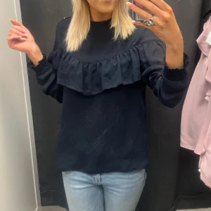 En tröja i storlek m, använd ca 2 gånger så är i bra skick  - Blus