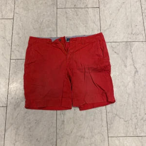 Ralph lauren shorts - Säljer ett par ralph lauren shorts i storlek 36. Shortsen är i gott skick, trots användning.