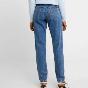Supersnygga nudie jeans, köpta för 1200 kr och bara använda 1 gång! Midwaist i färgen Friendy blue och modellen   Breezy Britt
