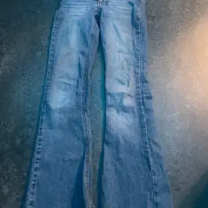 Fina jeans från Gina dock är de lite sönder