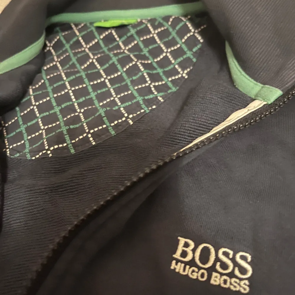 Hej, säljer nu min Hugo boss vintage tröja då jag inte använder den längre. Storlek M/S. Pris kan diskuteras vid en snabb affär!. Tröjor & Koftor.