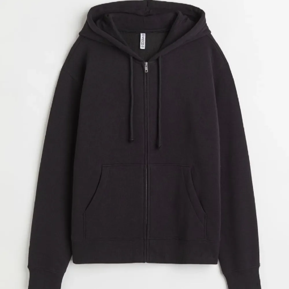 Säljer nu en basic zip up hoodie från hm i storlek xs, då jag köpt en liknande! Pris kan såklart diskuteras🤍. Hoodies.