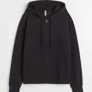 Säljer nu en basic zip up hoodie från hm i storlek xs, då jag köpt en liknande! Pris kan såklart diskuteras🤍