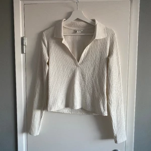 v-ringad topp från monki - säljer denna jättefina v-ringade vita toppen från monki då den endast kommit till användning en gång💖