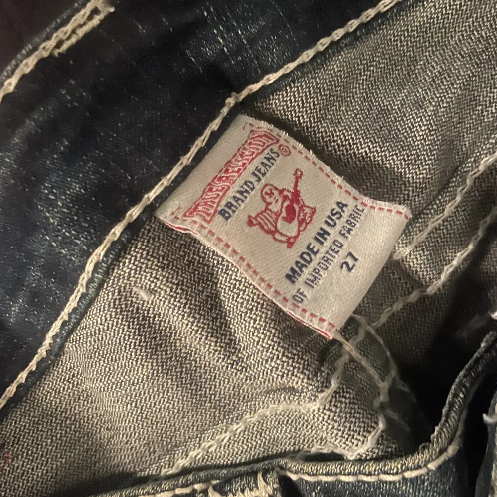 Snygga True religion jeans i jättebra skick, 10/10!! Jag har storlek 34-36 och dem passar mig perfekt. Skriv för fler frågor💕💕(pris kan diskuteras). Jeans & Byxor.