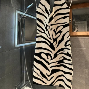 Klänning - En super fin klänning som har öppen rygg.