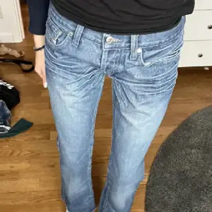 Skit snygga lågmidjade diesel jeans!! Midjemått rakt över 39 cm, innebenslängd 80💕