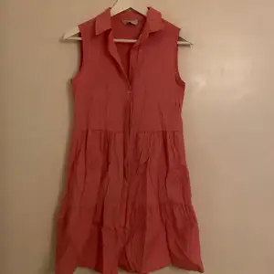 Jättesöt rosa klänning (den är mer ljus rosa i verkligheten) använd endast 1 gång🥰 