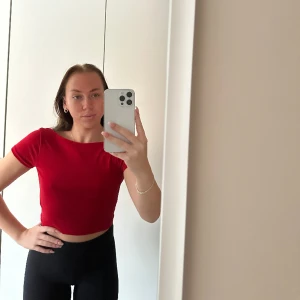 Topp - Topp med öppen rygg storlek S. Har i flera färger därför säljer jag denna. 