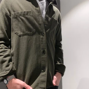 Overshirt Arket - Size M  Skick 10/10 Olivgrön Sjukt snygg overshirt som passar till nästan allt Nypris 899kr mitt pris 499 För mer information , skriv🤝