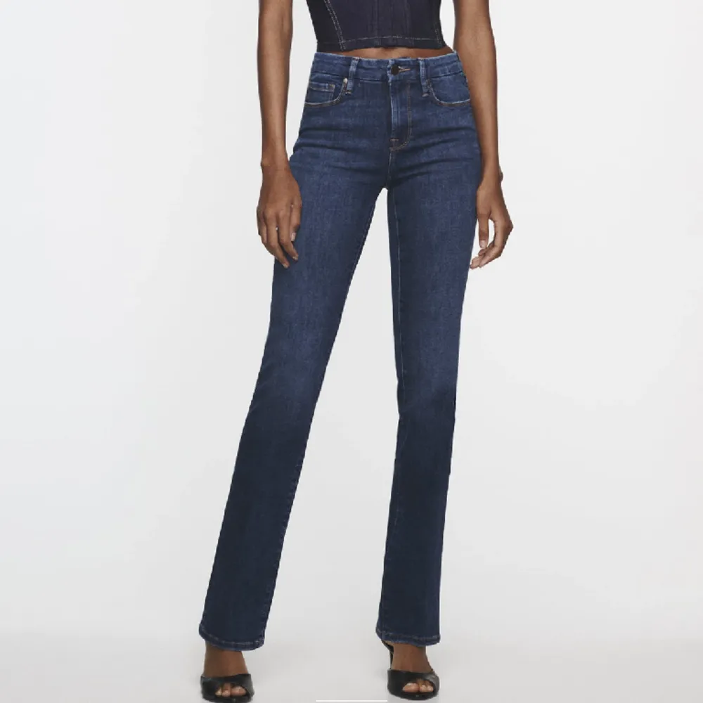 Blåa raka/bootcut jeans från Zara i storlek 38, passar mig som har 36. Använda 2 gånger, kommer inte till användning. Köpta för 399kr säljer för 200+ frakt💗. Jeans & Byxor.