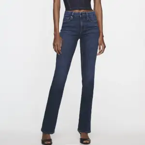 Blåa raka/bootcut jeans från Zara i storlek 38, passar mig som har 36. Använda 2 gånger, kommer inte till användning. Köpta för 399kr säljer för 200+ frakt💗