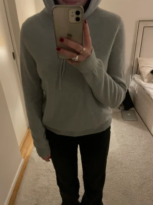 Softgoat kashmirhoodie - Superfin kashmir hoodie från soft goat i en ljusblå unik färg. 100% kashmir. Nypris 3500 kr, priset kan diskuteras vid snabb affär. Den har ett litet hål vid bröstet som knappt syns och går att laga enkelt, men därav det låga priset✨