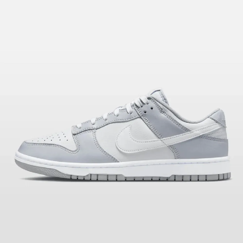 Supersnygga dunks i färgen ”two tone grey”! Använda ett par gånger men fortfatande bra skick! Säljes på Merch sweden för ungefär 3600!. Skor.