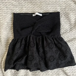 Zara topp - Svart topp!! Knappt använd. Obs lånade bilder. Storlek XSS