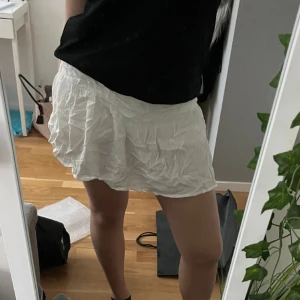 Vit kjol  - Vit söt sommarkjol från pull&bear. Kjolen har små shorts inuti. Passar S/M