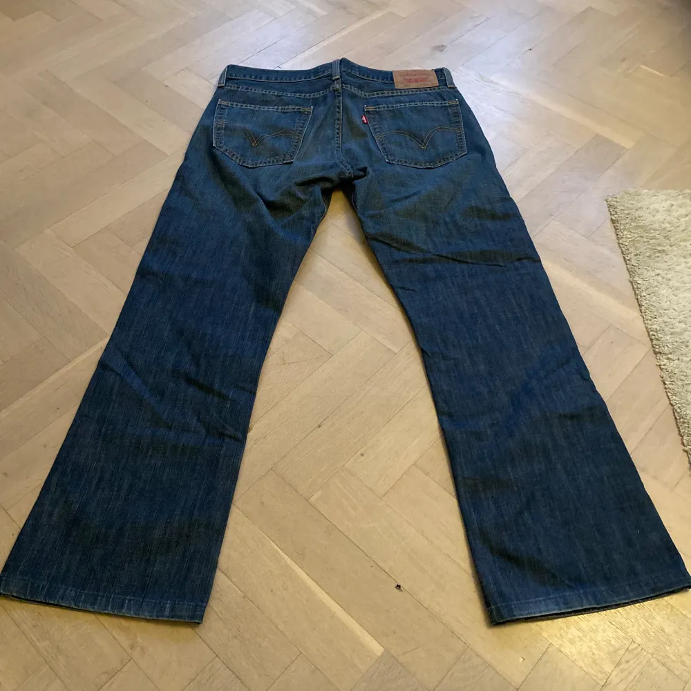 Levi’s 527 bootcut jeans storlek 32/32. Mörkblå med snygg wash, inte mycket använda alls och i mycket bra skick.. Jeans & Byxor.