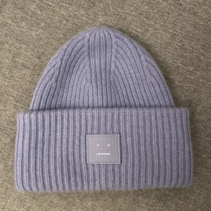 Acne mössa - Säljer min fina acne mössa, ljus lila, knappt använd 💜 köparen står för frakten