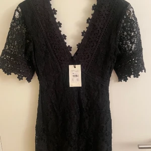 Festklänning  - Snygg svart festklänning, endast testad(lapp ej kvar). 