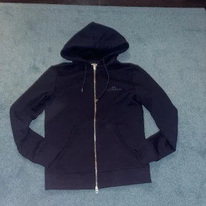 J Lindberg zip tröja  - Sjukt det j Lindberg zip tröja helt ny aldrig använd och aldrig tvättat så 10/10 skick den är bara testad skriv för mer bilder och info pris är inte skrivit i sten;)