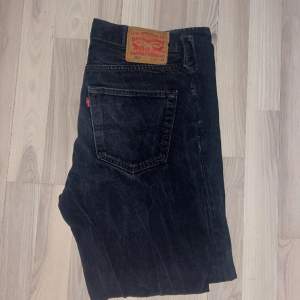 Här säljs ett par schyssta Levis 501 jeans i färgen svart. Storlek W32 L30. Sparsamt använda. Bara höra av sig vid frågor eller funderingar!👖🕺