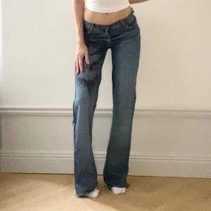Supersnygga jeans från Cavalli med coolt tryck på ena benet. Jeansen är omsydda så att midjan ska vara lägre. Midjan är även insydd till 74 cm, Innerbenslängden: 86 cm. Det är raw cut så går lätt att klippa benen kortare  och justera efter önskad längd. 