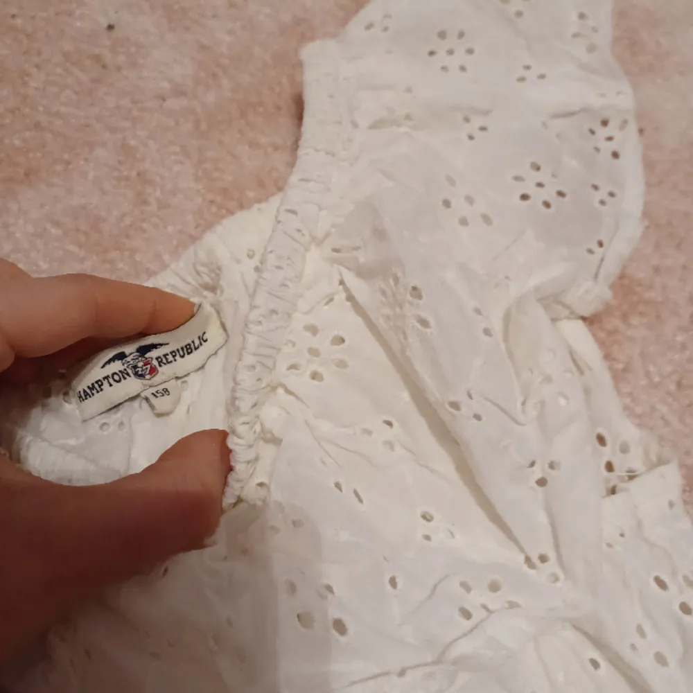 Säljer denna supersöta vita byxdressen med mönster på. Den är knappt använd så skicket är perfekt! Den har volang upptill så man kan ha den både off shoulder och on shoulder. Storlek 158 men passar mig som brukar ha xs eller s.Köpare står för frakten. Muu.
