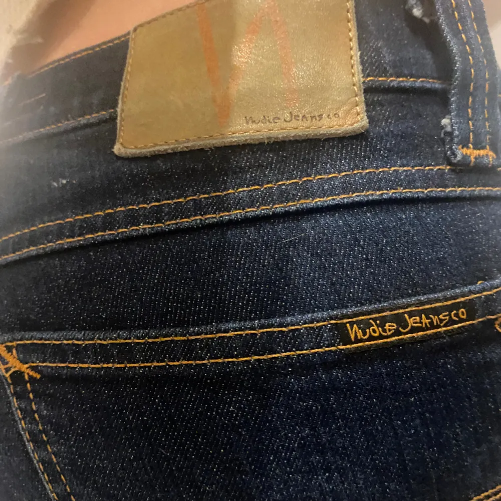 Jättefina mörkblå nudie jeans som är lågmidjade. Dom är i storlek 27x32 men passar mig som brukar ha 34 i längd. Säljer för att jag har ett oar exakt likadana. Skeiv flr frågor.. Jeans & Byxor.